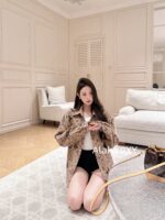 LOUIS VUITTON 24 Autumn/Winter Collection  Customized lapel print logo letter milk coffee color premium cashmere  Mulberry silk shirt jacket shipment - Image 10
