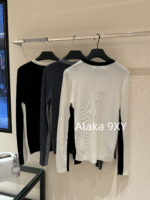 Dior D  2024SS early autumn new collection  black and white color blocked round neck wool embroidery base sweater. Visual slimming of ten pounds instantly transforms into a paper figure - Image 4