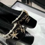 Chanel  2024a Autumn/Winter New Collection  Pearl Chain Water Diamond Pendant Design for Women with Thick Heels and Short Boots. Gift box packaging