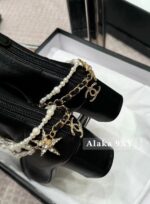 Chanel  2024a Autumn/Winter New Collection  Pearl Chain Water Diamond Pendant Design for Women with Thick Heels and Short Boots. Gift box packaging