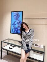 VALENTINO spontaneous retro autumn and early winter outfit2024 autumn and winter new collection   Lazy and sophisticated jacquard logo wool Vneck cardigan sweater jacket for women/pullover sweater - Image 4