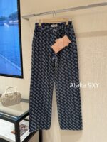 MIUMIU  2024 Autumn/Winter New Collection  Laser Jacquard Letter Logo High Waist slimming straight leg wide leg jeans for women. Show off weight and cover the width of the hips