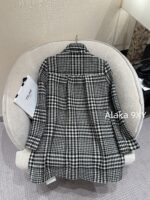 CELINE e2024 Autumn and Winter New CollectionGirl's Sensation Thousand Bird Grid Doll Collar Wool Hemp Metal Buckle Medium length Coat for Women. - Image 4