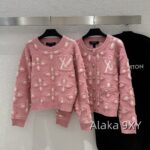 LOUIS VUITTON2024s Autumn/Winter New Collection  Wool Jacquard Clover Knitted Logo Cherry Pink Round Neck Jewel Buckle Knitted Cardigan Coat for Women.