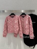 LOUIS VUITTON2024s Autumn/Winter New Collection  Wool Jacquard Clover Knitted Logo Cherry Pink Round Neck Jewel Buckle Knitted Cardigan Coat for Women.