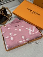 LOUIS VUITTON2024s Autumn/Winter New Collection  Wool Jacquard Clover Knitted Logo Cherry Pink Round Neck Jewel Buckle Knitted Cardigan Coat for Women. - Image 5