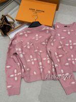 LOUIS VUITTON2024s Autumn/Winter New Collection  Wool Jacquard Clover Knitted Logo Cherry Pink Round Neck Jewel Buckle Knitted Cardigan Coat for Women. - Image 6