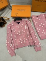 LOUIS VUITTON2024s Autumn/Winter New Collection  Wool Jacquard Clover Knitted Logo Cherry Pink Round Neck Jewel Buckle Knitted Cardigan Coat for Women. - Image 7