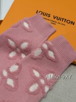 LOUIS VUITTON2024s Autumn/Winter New Collection  Wool Jacquard Clover Knitted Logo Cherry Pink Round Neck Jewel Buckle Knitted Cardigan Coat for Women. - Image 9