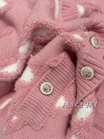 LOUIS VUITTON2024s Autumn/Winter New Collection  Wool Jacquard Clover Knitted Logo Cherry Pink Round Neck Jewel Buckle Knitted Cardigan Coat for Women. - Image 10