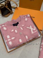LOUIS VUITTON2024s Autumn/Winter New Collection  Wool Jacquard Clover Knitted Logo Cherry Pink Round Neck Jewel Buckle Knitted Cardigan Coat for Women. - Image 11