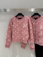 LOUIS VUITTON2024s Autumn/Winter New Collection  Wool Jacquard Clover Knitted Logo Cherry Pink Round Neck Jewel Buckle Knitted Cardigan Coat for Women. - Image 13