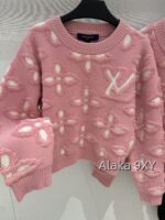 LOUIS VUITTON2024s Autumn/Winter New Collection  Wool Jacquard Clover Knitted Logo Cherry Pink Round Neck Jewel Buckle Knitted Cardigan Coat for Women. - Image 22