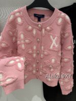 LOUIS VUITTON2024s Autumn/Winter New Collection  Wool Jacquard Clover Knitted Logo Cherry Pink Round Neck Jewel Buckle Knitted Cardigan Coat for Women. - Image 23
