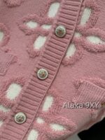 LOUIS VUITTON2024s Autumn/Winter New Collection  Wool Jacquard Clover Knitted Logo Cherry Pink Round Neck Jewel Buckle Knitted Cardigan Coat for Women. - Image 24