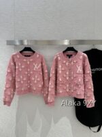 LOUIS VUITTON2024s Autumn/Winter New Collection  Wool Jacquard Clover Knitted Logo Cherry Pink Round Neck Jewel Buckle Knitted Cardigan Coat for Women. - Image 25
