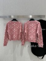 LOUIS VUITTON2024s Autumn/Winter New Collection  Wool Jacquard Clover Knitted Logo Cherry Pink Round Neck Jewel Buckle Knitted Cardigan Coat for Women. - Image 26