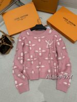 LOUIS VUITTON2024s Autumn/Winter New Collection  Wool Jacquard Clover Knitted Logo Cherry Pink Round Neck Jewel Buckle Knitted Cardigan Coat for Women. - Image 27