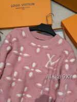 LOUIS VUITTON2024s Autumn/Winter New Collection  Wool Jacquard Clover Knitted Logo Cherry Pink Round Neck Jewel Buckle Knitted Cardigan Coat for Women. - Image 28