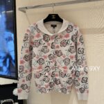 CHANEL   24n Autumn/Winter New Ski Collection/Heavy Industry Full Jacquard Logo Flip Collar Cashmere Diamond Button Knitted Cardigan Sweater for Women.