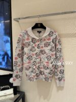 CHANEL   24n Autumn/Winter New Ski Collection/Heavy Industry Full Jacquard Logo Flip Collar Cashmere Diamond Button Knitted Cardigan Sweater for Women.