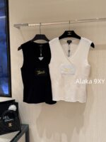 CHANEL   2024 Autumn/Winter New Collection Signature Letter Logo Wool Sleeveless Lace Knitted Tank Top for Women. Available in black and white