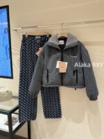 MIUMIU  24ss Autumn/Winter New Collection  Plush Collar Grey Short Edition Super Warm Suede Embroidered Logo Down Jacket for Women.