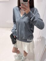 GUCCI  2024 High Version New Vneck Sweater with Versatile Color Matching without Losing Classic Aging and Fashionable Slimming Appearance - Image 4