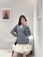 GUCCI  2024 High Version New Vneck Sweater with Versatile Color Matching without Losing Classic Aging and Fashionable Slimming Appearance - Image 18