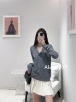 GUCCI  2024 High Version New Vneck Sweater with Versatile Color Matching without Losing Classic Aging and Fashionable Slimming Appearance - Image 19