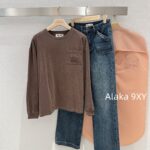 MIUMIU   Autumn/Winter Color Long Sleeve Base Tee Self CollectionMelad Color Round Neck Letter Logo Pocket Long Sleeve 100 Cotton Fabric