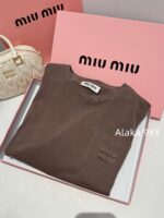 MIUMIU   Autumn/Winter Color Long Sleeve Base Tee Self CollectionMelad Color Round Neck Letter Logo Pocket Long Sleeve 100 Cotton Fabric - Image 5