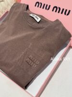 MIUMIU   Autumn/Winter Color Long Sleeve Base Tee Self CollectionMelad Color Round Neck Letter Logo Pocket Long Sleeve 100 Cotton Fabric - Image 6