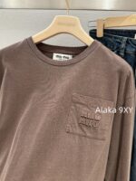 MIUMIU   Autumn/Winter Color Long Sleeve Base Tee Self CollectionMelad Color Round Neck Letter Logo Pocket Long Sleeve 100 Cotton Fabric - Image 12