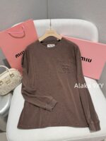 MIUMIU   Autumn/Winter Color Long Sleeve Base Tee Self CollectionMelad Color Round Neck Letter Logo Pocket Long Sleeve 100 Cotton Fabric - Image 13