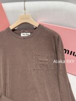 MIUMIU   Autumn/Winter Color Long Sleeve Base Tee Self CollectionMelad Color Round Neck Letter Logo Pocket Long Sleeve 100 Cotton Fabric - Image 14