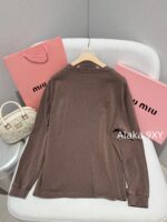 MIUMIU   Autumn/Winter Color Long Sleeve Base Tee Self CollectionMelad Color Round Neck Letter Logo Pocket Long Sleeve 100 Cotton Fabric - Image 18