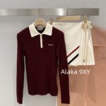 MIUMIU "American College Style Dressing"  Color blocked lapel long sleeved polo collar wine red autumn and winter new style versatile and highend pleated skirt skirt