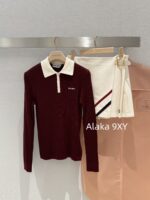 MIUMIU "American College Style Dressing"  Color blocked lapel long sleeved polo collar wine red autumn and winter new style versatile and highend pleated skirt skirt
