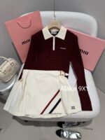 MIUMIU "American College Style Dressing"  Color blocked lapel long sleeved polo collar wine red autumn and winter new style versatile and highend pleated skirt skirt - Image 4