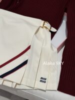 MIUMIU "American College Style Dressing"  Color blocked lapel long sleeved polo collar wine red autumn and winter new style versatile and highend pleated skirt skirt - Image 6