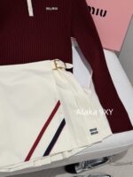MIUMIU "American College Style Dressing"  Color blocked lapel long sleeved polo collar wine red autumn and winter new style versatile and highend pleated skirt skirt - Image 7
