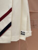 MIUMIU "American College Style Dressing"  Color blocked lapel long sleeved polo collar wine red autumn and winter new style versatile and highend pleated skirt skirt - Image 18