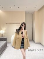 Yves Saint Laurent   2024 Early Autumn New Collection  Three Dimensional Cut Vneck Slim Wide Gemstone Buckled Woolen Suit Jacket for Women. Invincible display of temperament - Image 9