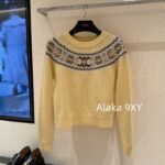celine  24ss Autumn/Winter New Collection  Wool Jacquard "Rural Style" Chicken Yellow Color Set Triumph Sweater for Women. It's a musthave to show off your white complexion and temperament 𝑺𝑰𝒁𝑬𝑺 𝑴 𝑳𝑺 Size bust 90, sleeve length 68, length 54 𝑴, size bust 94, sleeve length 69, length 55 𝑳, size bust 98, sleeve length 70, length 56