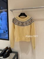 celine  24ss Autumn/Winter New Collection  Wool Jacquard "Rural Style" Chicken Yellow Color Set Triumph Sweater for Women. It's a musthave to show off your white complexion and temperament 𝑺𝑰𝒁𝑬𝑺 𝑴 𝑳𝑺 Size bust 90, sleeve length 68, length 54 𝑴, size bust 94, sleeve length 69, length 55 𝑳, size bust 98, sleeve length 70, length 56
