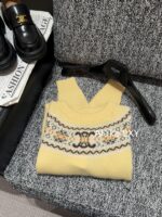 celine  24ss Autumn/Winter New Collection  Wool Jacquard "Rural Style" Chicken Yellow Color Set Triumph Sweater for Women. It's a musthave to show off your white complexion and temperament 𝑺𝑰𝒁𝑬𝑺 𝑴 𝑳𝑺 Size bust 90, sleeve length 68, length 54 𝑴, size bust 94, sleeve length 69, length 55 𝑳, size bust 98, sleeve length 70, length 56 - Image 7