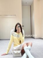 celine  24ss Autumn/Winter New Collection  Wool Jacquard "Rural Style" Chicken Yellow Color Set Triumph Sweater for Women. It's a musthave to show off your white complexion and temperament 𝑺𝑰𝒁𝑬𝑺 𝑴 𝑳𝑺 Size bust 90, sleeve length 68, length 54 𝑴, size bust 94, sleeve length 69, length 55 𝑳, size bust 98, sleeve length 70, length 56 - Image 14