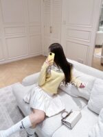 celine  24ss Autumn/Winter New Collection  Wool Jacquard "Rural Style" Chicken Yellow Color Set Triumph Sweater for Women. It's a musthave to show off your white complexion and temperament 𝑺𝑰𝒁𝑬𝑺 𝑴 𝑳𝑺 Size bust 90, sleeve length 68, length 54 𝑴, size bust 94, sleeve length 69, length 55 𝑳, size bust 98, sleeve length 70, length 56 - Image 17