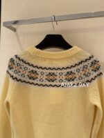 celine  24ss Autumn/Winter New Collection  Wool Jacquard "Rural Style" Chicken Yellow Color Set Triumph Sweater for Women. It's a musthave to show off your white complexion and temperament 𝑺𝑰𝒁𝑬𝑺 𝑴 𝑳𝑺 Size bust 90, sleeve length 68, length 54 𝑴, size bust 94, sleeve length 69, length 55 𝑳, size bust 98, sleeve length 70, length 56 - Image 20